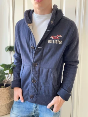Hollister cardigan  - Hollister cardigan, Inga defekter! Modellen i bilderna är 180 cm 75 kg och bär Storlek M , Kom med frågor! 🌟 (Kan gå ned i pris vid köp av paket 😉) 
