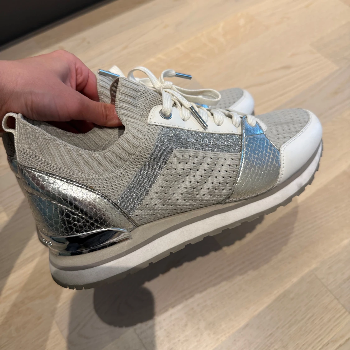 Michael Kors sneakers i silver och beige - 1