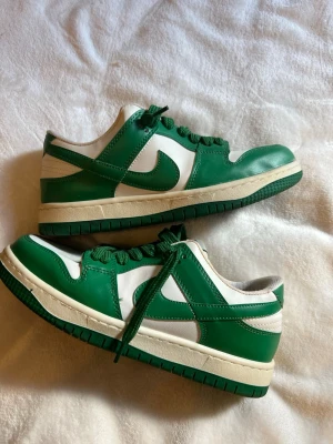 Nike Dunk Low gröna och vita sneakers - Jättesnygga