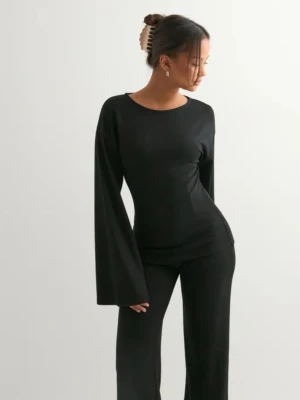 Svart figursydd tröja från Nelly - Helt ny men prislapp bortklippt. Säljs då jag inte hinner använda den. Köptes från Nelly för 349kr🖤