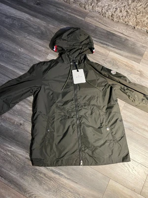 Moncler Windbreaker  - Säljer en fin Moncler windbreaker i storlek M. Den är aldrig använd och är snygg och stilren.      Priset är inte hugget i sten, kan gå ner lite vid snabb och smidig affär. Hör av er vid funderingar