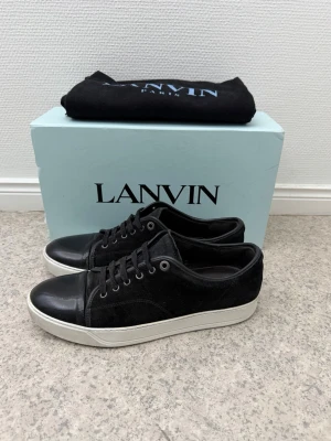 Lanvin - Säljer ett par svarta Lanvin dbb1 patent cap toe | använda men i bra skick | storlek 9 som är 43 men passar större | finns tecken på användning som på captoen och snöret är lite sönder på slutet | pris går att diskutera vid snabb affär | bara skor medföljer vid köp | obs sulkräm har använts |