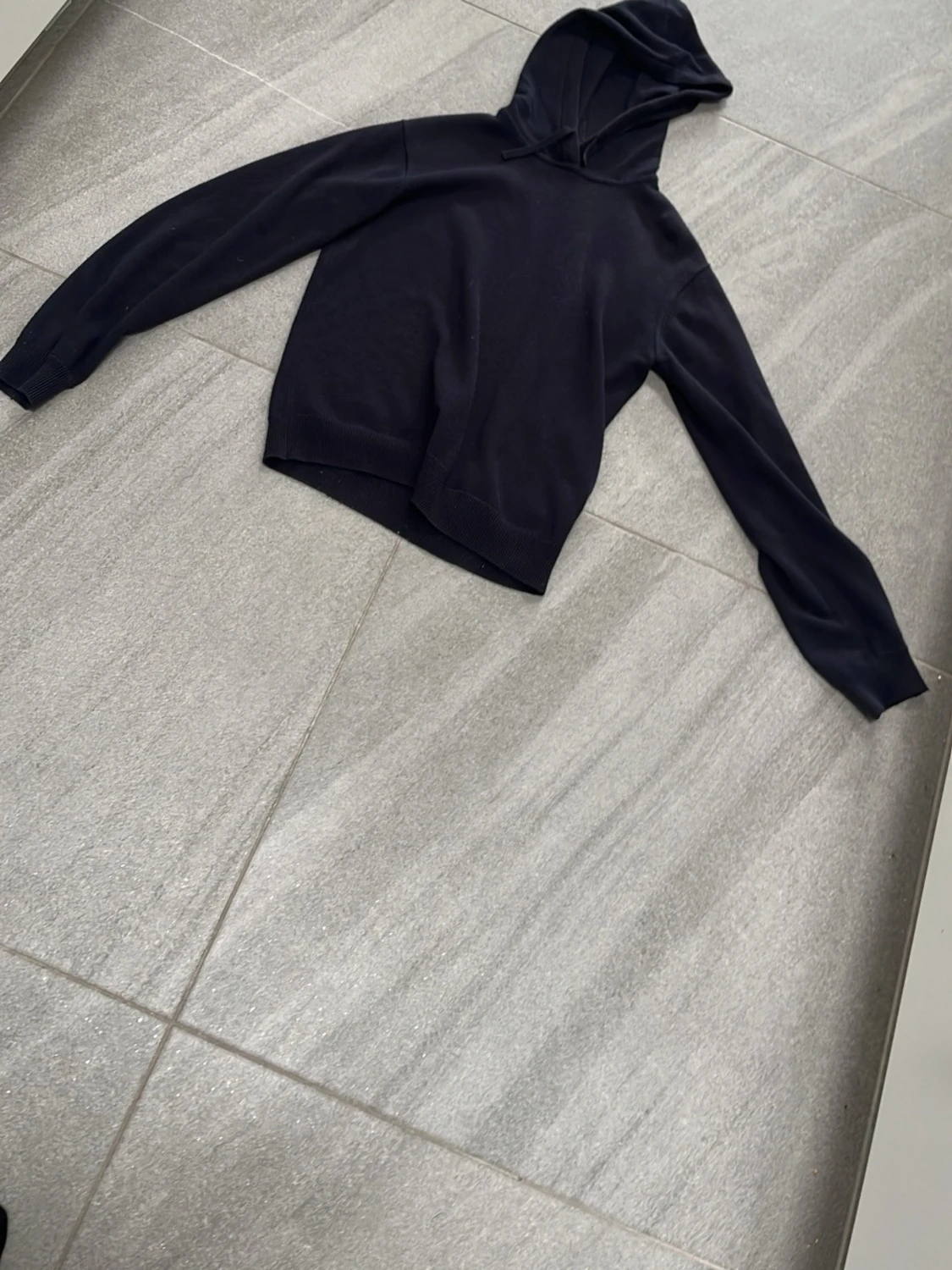 Svart hoodie från RYVLS Stockholm