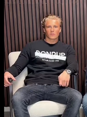 Dondup tröja - Säljer denna riktigt snygga och äkta Dondup tröjan. Den är i väldigt bra skick och i storlek M. Nypris: 3500. Mitt pris är 1099kr. Hör av dig om du har några funderingar 🙌