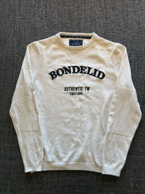 Bondelid tröja  - Säljer en eftertraktad bondelid tröja i väldigt bra skick | storlek M (true size) och passar perfekt nu till våren. Kan även gå ner lite i pris vid snabb affär Obs vid frågor tveka inte 😊