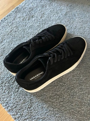 Vagabond Mocka Skor - Säljer dessa snygga Vagabond skor i inprincip nyskick. Köpte dessa i en storlek för stor och  bara legat i garderoben sen dess, använd nån enstaka gång. Storlek: 42. Ny pris: 1400