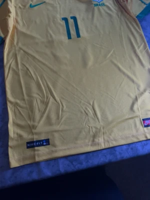 RONALDINHO fotbollströja  - Hej jag säljer RONALDINHO fotbollströja den är helt nytt den finns i olika storlek storlekar som finns är M, L, XL och XXL för mer information jag är här!