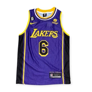 Los Angeles Lakers Lebron James#6 Strl L - Helt ny, högkvalitativ replika  Storlek: L  Pris: 949 kr  Leverans: Skickas inom 24 timmar  Observera: Begränsat antal i lager – först till kvarn gäller  