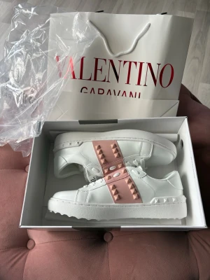 Valentino Garavani Rockstud vita/rosa sneakers - Hej! Säljer dessa jättevackra VaIentinos som är i extremt bra skick. Jag fraktar/postar 100% samma dag. Angående frågor och funderingar är det bara att meddela mig👍