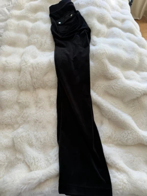 Svarta velourbyxor Juicy Couture XS - Säljer ett par klassiska svarta mjukisbyxor från Juicy Couture i mjuk velour. Byxorna har raka ben💕