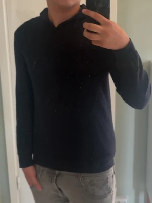 Oscar jacobsson hoodie - Säljer denna feta kashmirhoodie från oscar jacobsson i storlek S. Är 180cm på bilden och den är lite för kort för mig så passar nog någon som är lite kortare. Hör av er vid fler frågor! 