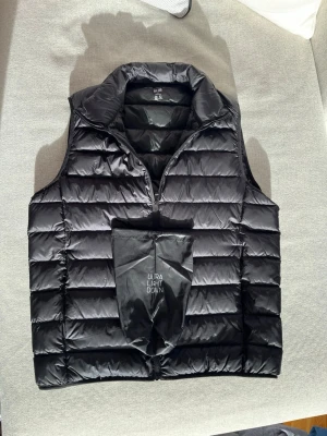 Uniqlo Väst - Säljer Uniqlo UltraLightDown Väst | Strl: M | Skick: 10/10 | Använd 2-5 gånger | Svart | Hör av dig vid frågor! ✅