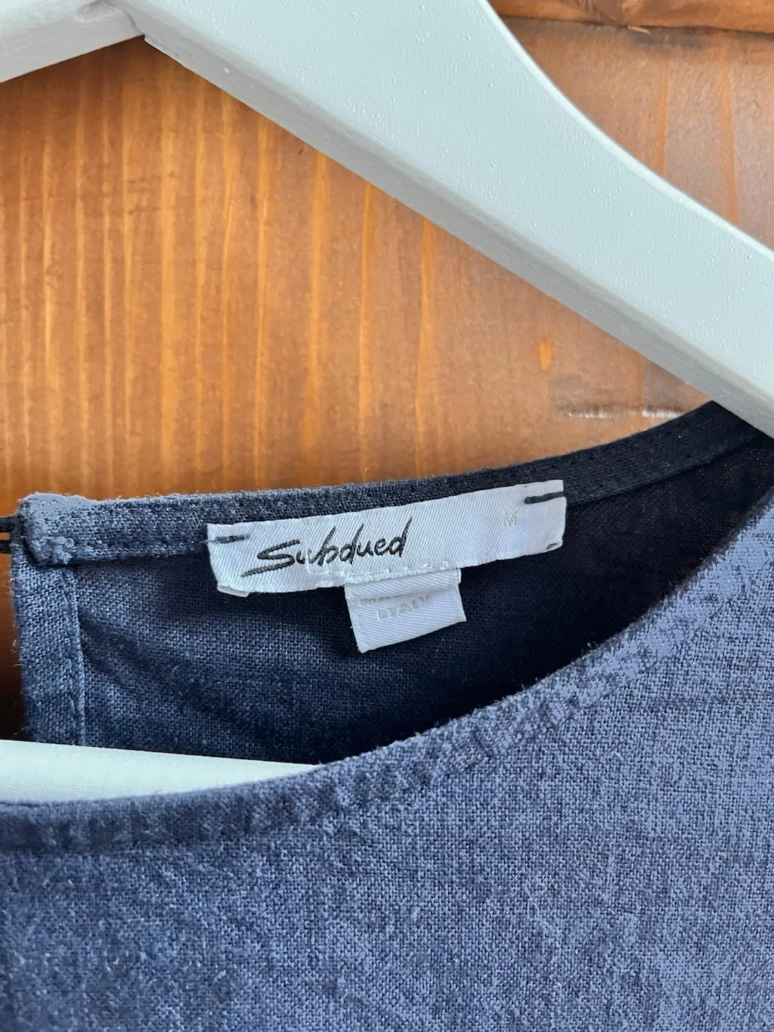 Mörkblå blus med volangdetaljer - 3