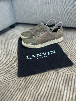 Grå lanvin skor  - Gråa lanvin skor säljs till bra pris då dem blir för små dem är storlek 41 vilket motsvarar uk6 och är i fint skick 