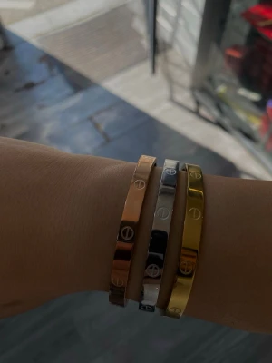 Jättefina armband - Säljer 3 C-armband i superfin kvalitet. Färgen håller sig fin och bleknar inte.