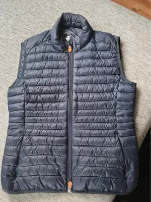  Save The Duck väst - Snygg mörkblå dunväst från Save The Duck med lätt och quiltad design. I mycket bra skick.                  Strl 2/size 2