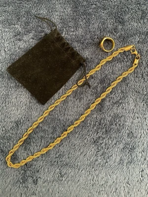 Guld platerad Cordell halsband med ring - Säljer ett snyggt guldplaterad cordell halsband plus en ring. Halsbandet har en klassisk karbinhake och kommer med en svart sammetsliknande påse. Perfekt accessoar för att lyfta din stil.