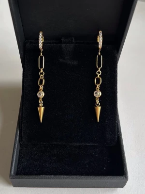 Hängande örhängen  - Örhängena är aldrig använda och 100 % rost- och nickelfria. Hör gärna av dig om du har några frågor ☺️