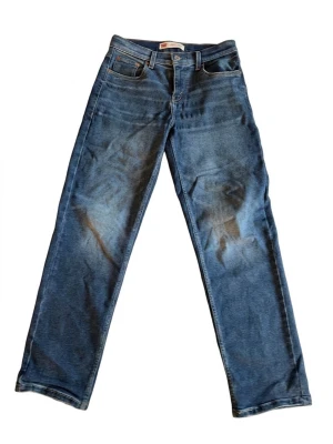 Levi’s Stay Loose Taper jeans blå – stl 16A XS/S – loose fit vintage - Levi’s Stay Loose Taper i blå denim. Lös passform upptill med avsmalnande ben – trendig 90’s stil. Fint använda med snyggt slitage. Obs: baklappen bak saknas/är trasig (endast kosmetiskt). Storlek 16A, passar ca XS/S. Original Levi’s.