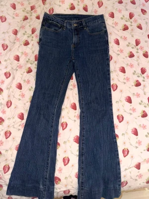 Brandy Melville Melody 90’s Jeans - Jättesnygga Melody 90’s jeans från brandy melville. Midrise med flare/bootcut. Jeansen är noggrant uppsydda för att vara lite kortare, så dom är perfekta för dig som är 164cm eller kortare🩷