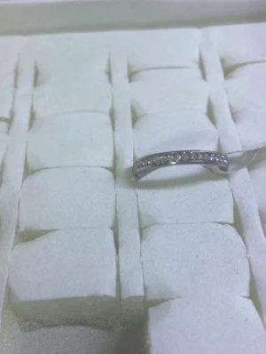 Silverfärgad ring med stenar - En stilren silverfärgad ring med små gnistrande stenar infattade längs ovansidan. Ringen har en tunn, elegant design som passar perfekt för dig som gillar diskreta men snygga accessoarer. Materialet ser ut att vara metall med klara stenar. Finns olika stlk kvar . 79kr/st , alla nya 