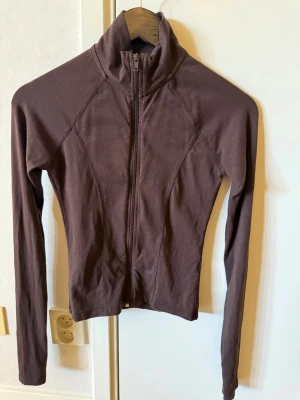 Träningströja - Träningströja med dragkedja från Gina Tricot.                        Storlek S.   Mörkbrun