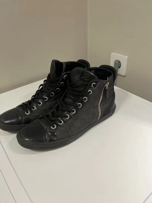 Louis vitton sneakers INTRESSEKOLL - INTRESSEKOLL på dessa fräna lv dojjor, köpta i Milano för 10 år sedan. Grymt bra skick för sin ålder och har allt og. Skriv vid mer frågor eller bilder. Väldigt sällsynta 