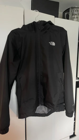 The North Face vindjacka - The north face vindjacka storlek S men passar mig som är M/L. Väldigt bra skick. Hör av dig för fler bilder eller vidare funderingar. Pris kan diskuteras vid snabb affär. 