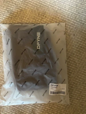 Helt nya vision flares - Super fina helt oanvända utsvängda träningsbyxor ifrån Dfyne i modell ”Vision”. Strl S short. Såldes för jag råkade beställda två💗oöppnade. Färg: Umber