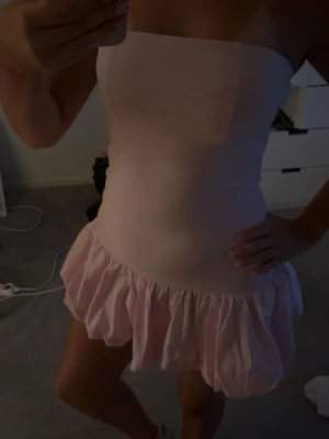 Rosa ballong/volang klänning - Rosa mini klänning från Zara, ballong klänning, helt ny och oanvänd tror till och med att prislappen sitter kvar