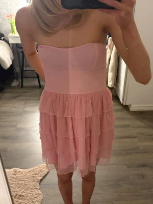 volang klänning  - ”korsett aktig” upptill, bra i längd för mig som är 170 ish 