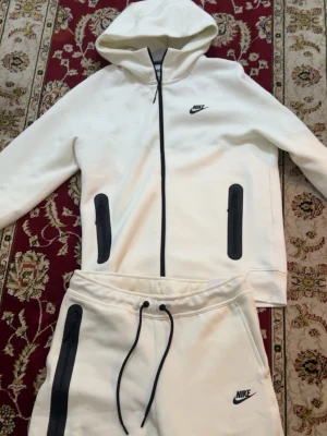 Hela Nike tech i vit  - Hela Nike tech i storlek M kostar 999kr