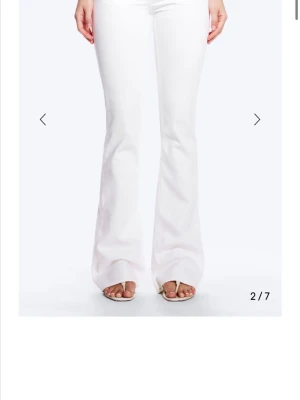 Lågmidjade bootcut jeans  - Snygga vita jeans bootcut,  low waist från cheap Monday endast använda 2 gånger 