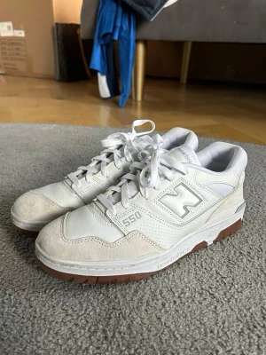 New Balance 550 vita sneakers - Snygga New Balance 550 sneakers i vitt med detaljer i beige och brun. 