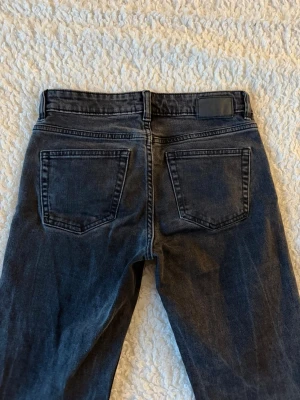 Svarta låg midjade jeans💞 - Säljer ett par svarta bootcut jeans som är låg/medel midjade💞 pris kan alltid diskuteras💗