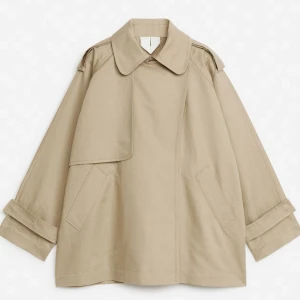 Arket trenchcoat - Jackan är i gott skick men har små defekter som man kan se på sista bilden. Det är inget som märks.