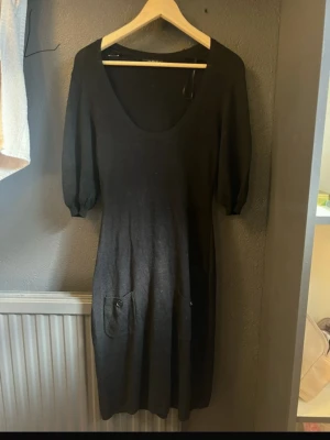 Svart klänning med fickor och puffärm - Använd fåtalet gånger