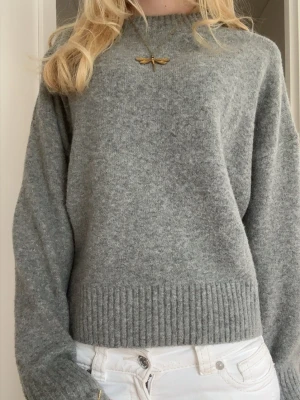 Grå stickad tröja - Supersnygg stickad tröja endast använd 2 gånger. Inga defekter, inte nopprig. Storlek XS från ZARA.💕💕
