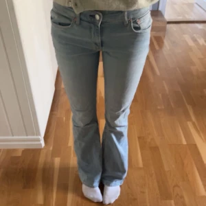 Ljusblå bootcut jeans - Snygga ljusblå bootcut jeans. De är aldrig använda pågrund av att de är lite stora för mig. De är stretchiga och passar s-m