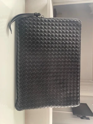 Datafodral  - Ett jättesnyggt data fodral som är flätat köpt på Gina tricot 