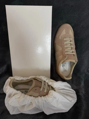 Maison margiela gats (Beige/43) - Great condition margiela gats, never worn. Completely new. Comes with box and dustbags (everything included in the picture). Same day shipping. Receipt is available!