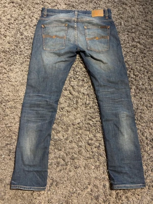 Blå jeans från Nudie - Säljer mina nudie jeans då dem var lite långa och jag har tyvärr ingen nudie butik nära där jag bor så enklaste sättet var att sälja dem. Hör av dig om du har frågor!