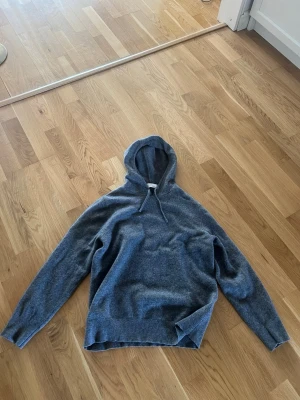 Kashmir hoodie från sayless - Grå Kashmire Hoodie från sayless i M