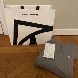 Grå hoodie från Polo Ralph Lauren - Nästan helt nu använd Max 10 ggr. Köpt på nk i somras kvitto följer självklar med i köpet. Betalade 2300 ungefär säljer pga har en annan i ljusare grå. Skriv för bättre bilder. Priset är inte hugget i sten!!!!!