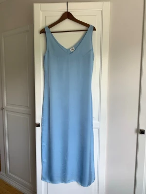 Klänning - Twist & Tango - Ljusblå klänning ”Besa dress” från Twist and tango. Storlek 34, men passar även 36.  Längd ca 127cm.  Aldrig använd, pga för lång för mig. I nyskick 🌸