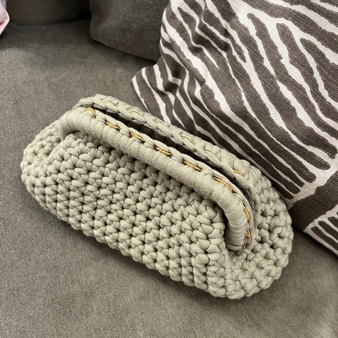 Handvirkad grön kuvertväska