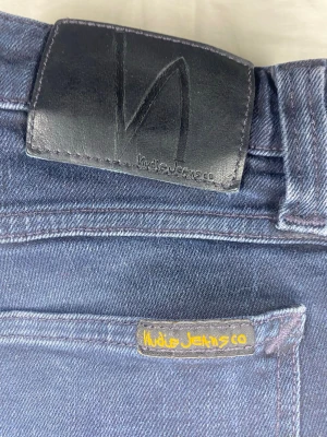 Nudie Jeans W30 L30 – slim fit  - Nudie Jeans i mycket bra skick  Storlek W30 L30 Slim modell  Mörkblå färg som passar till allt Klassiska premium jeans  Pris kan diskuteras vid snabb affär