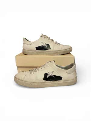 Axel Arigato vita sneakers  - Säljer dessa stilrena vita Axel Arigatos! De är använda som man kan se men fortfarande ett bra skick! Priset är inte hugget i sten! Hör av dig vid minsta fundering! 