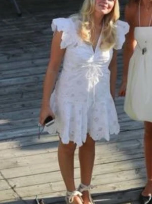 Studentklänning sandro - Säljer denna fina klänning från Sandro. Den är i bra skick men har en liten gul fläck samt liten slitning vid dragkedjan. Inget av detta syns när man har på sig den men så ni vet om det. Den är i storlek 34!