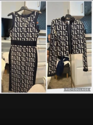 Svartvit bomberjacka med grafiskt mönster - Säljer en svartvit bomberjacka med grafiskt rutigt mönster och dragkedja framtill. Jackan har lång ärm, croppad passform och ribbade muddar vid hals och ärmslut. Materialet känns som polyester eller syntet och jackan har en modern, edgy vibe.